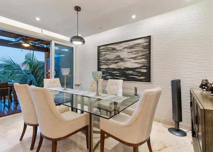 Beachfront Penthouse With Jacuzzi & Club Apartment *
