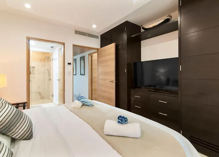 Beachfront Penthouse With Jacuzzi & Club Apartment