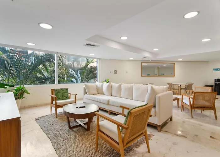 Beachfront Penthouse With Jacuzzi & Club Apartment *