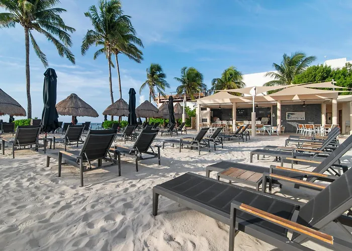 Apartment Beachfront Penthouse With Jacuzzi & Club
